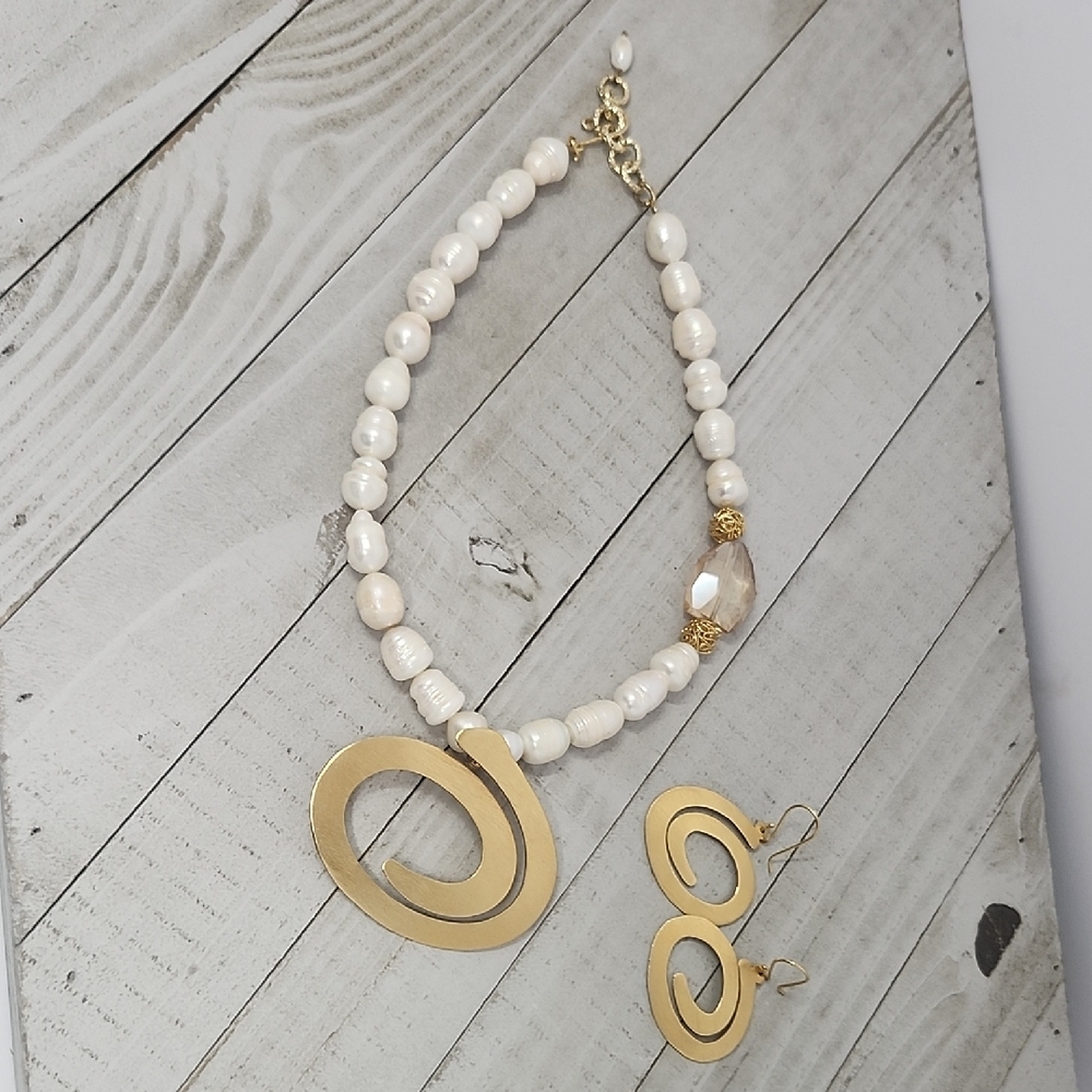 Elegant Gold and Cream Necklace and Earring Set
